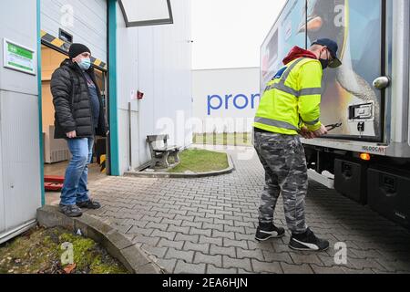 Prag, Tschechische Republik. Februar 2021, 6th. Die erste Lieferung des Impfstoffes gegen Coronavirus von der Firma AstraZeneca ist am Samstagmorgen, dem 6. Februar 2021, im Versandzentrum der Firma Avenier in Ricany bei Prag, Tschechien, eingetroffen. Kredit: Michal Kamaryt/CTK Foto/Alamy Live Nachrichten Stockfoto