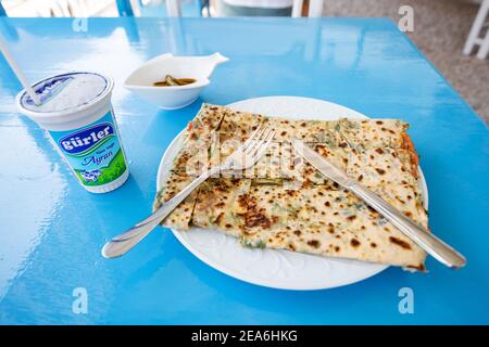 10. September 2020, Oludeniz, Türkei: Gozleme-Pfannkuchen und traditionelles Ayran-Getränk. Traditionelles türkisches Frühstück Stockfoto