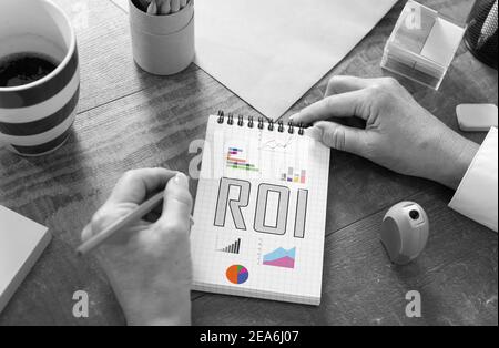 ROI-Konzept auf einem Notizblock gezeichnet Stockfoto