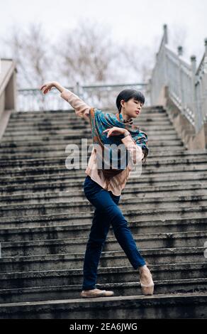 Japanische Ballerina tanzt auf der Treppe in der Stadt. Stockfoto