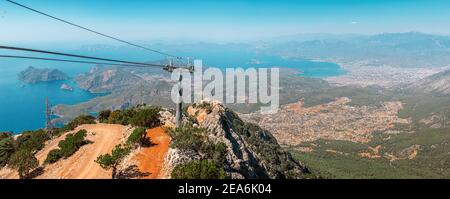 Panoramablick von der Spitze des Babadag Berg mit Kabel Auto nach Oludeniz und Fethiye Städte Stockfoto