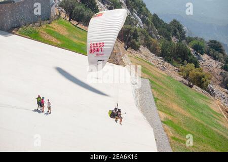 09. September 2020, Babadag, Türkei: Viele Gleitschirmflieger starten kühn vom Berg Babadag in der Nähe des Ortes Oludeniz. Der beliebteste Ort für den Luftsport Stockfoto