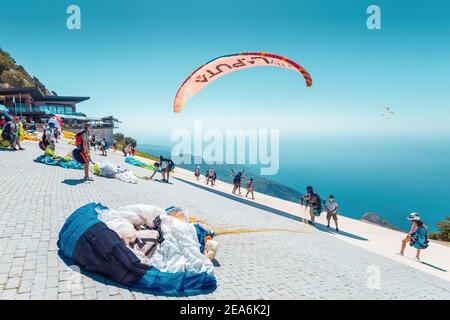 09. September 2020, Babadag, Türkei: Viele mutige Gleitschirme starten vom Berg Babadag in der Nähe des Ortes Oludeniz. Der beliebteste Ort für Luft spo Stockfoto