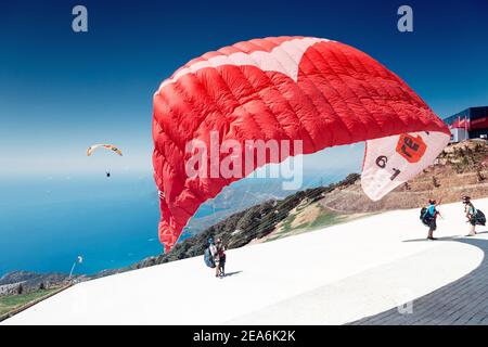 09. September 2020, Babadag, Oludeniz, Türkei: Viele Gleitschirmflieger-Abenteurer starten nach einer kurzen Trainingseinheit für recrea im Tandem mit dem Instruktor Stockfoto