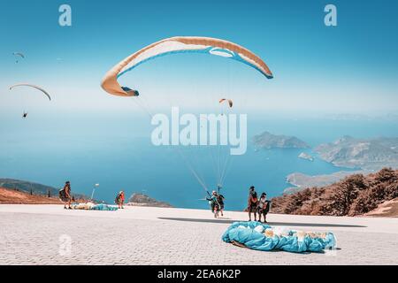 09. September 2020, Babadag, Oludeniz, Türkei: Viele Gleitschirmflieger-Abenteurer starten nach einer kurzen Trainingseinheit für recrea im Tandem mit dem Instruktor Stockfoto
