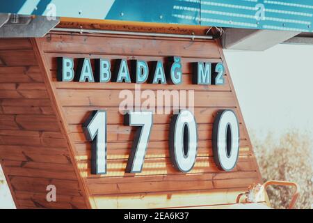 09. September 2020, Babadag, Oludeniz, Türkei: Die Seilbahn-Station auf dem Gipfel des Babadag ist ein bekannter und sehr beliebter Ort für Paragliding Stockfoto
