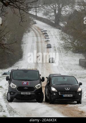 Uppingham, Rutland, Großbritannien. 8th. Februar 2021. Wetter in Großbritannien. Gestrandete Autofahrer sitzen auf einem Schnee- und eisbedeckten Hügel. Credit Darren Staples/Alamy Live News. Stockfoto