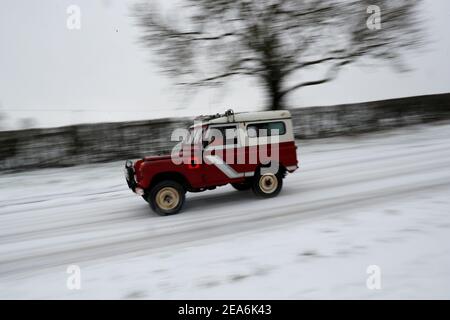 Uppingham, Rutland, Großbritannien. 8th. Februar 2021. Wetter in Großbritannien. Ein Fahrer aus Leicestershire und Rutland 4x4 Response kommt an, um Autofahrer auf einen Schnee- und eisbedeckten Hügel zu ziehen. Credit Darren Staples/Alamy Live News. Stockfoto