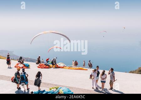 09. September 2020, Babadag, Oludeniz, Türkei: Viele Gleitschirmflieger-Abenteurer starten nach einer kurzen Trainingseinheit für recrea im Tandem mit dem Instruktor Stockfoto