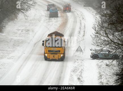 Uppingham, Rutland, Großbritannien. 8th. Februar 2021. Wetter in Großbritannien. Ein Gitterwagen wird auf einem Schnee- und eisbedeckten Hügel an gestrandeten Autofahrern vorbeigefahren. Credit Darren Staples/Alamy Live News. Stockfoto