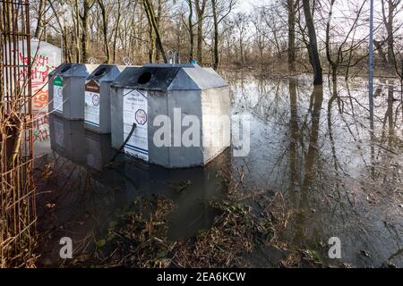 Rheinflut in Düsseldorf, hier überfluteten Glas- und Altpapierbänke Stockfoto