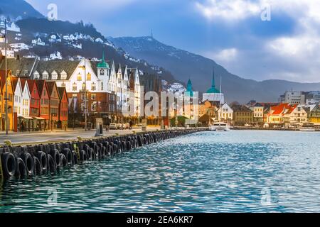 Blick auf Bryggen historischen Hafenviertel in Bergen Norwegen. Stockfoto