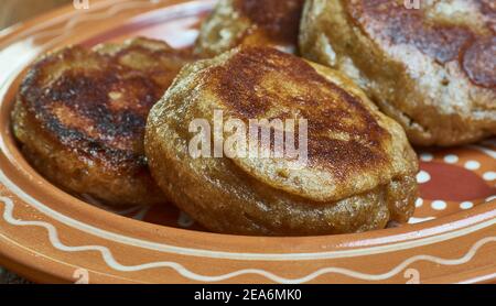 Pampoenkoekies - traditionelle südafrikanische Kürbisfritter, die gegessen werden Entweder süß mit Karamell oder Zimtzucker Stockfoto