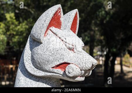 Eine Steinstatue von Inari Okami oder O-Inari, eine Gottheit oder japanischer Kami, dargestellt von einem Fuchs außerhalb eines Inari Shrine im Nara Park, Nara, Japan Stockfoto