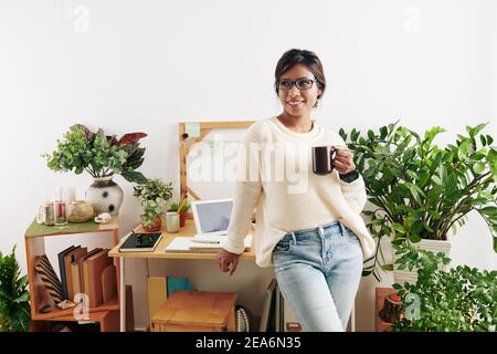 Junge Grafikdesignerin zu Hause Stockfoto