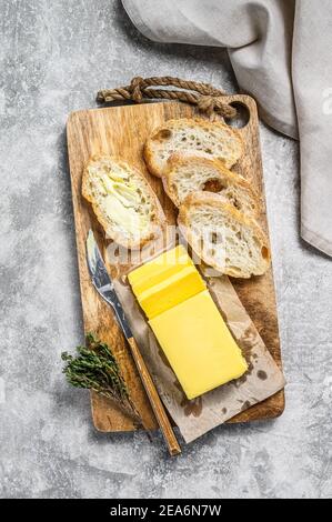 Butter und Baguette Brot zum Frühstück. Grauer Hintergrund.Draufsicht Stockfoto