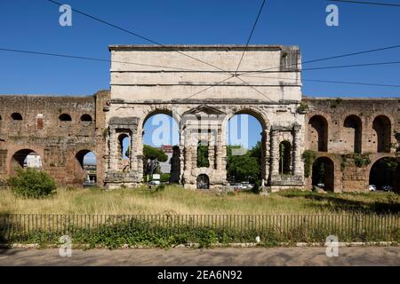 Rom. Italien. Porta Maggiore (Innenansicht, mit Blick auf die Stadt), erbaut 52 n. Chr. von Kaiser Claudius, ist eines der östlichen Tore in der 3rd-Jahrhundert Aur Stockfoto