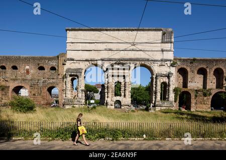 Rom. Italien. Porta Maggiore (Innenansicht, mit Blick auf die Stadt), erbaut 52 n. Chr. von Kaiser Claudius, ist eines der östlichen Tore in der 3rd-Jahrhundert Aur Stockfoto