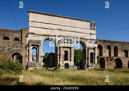 Rom. Italien. Porta Maggiore (Innenansicht, mit Blick auf die Stadt), erbaut 52 n. Chr. von Kaiser Claudius, ist eines der östlichen Tore in der 3rd-Jahrhundert Aur Stockfoto