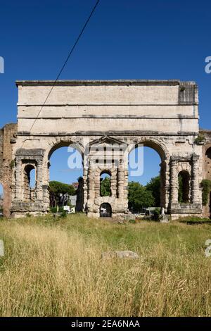 Rom. Italien. Porta Maggiore (Innenansicht, mit Blick auf die Stadt), erbaut 52 n. Chr. von Kaiser Claudius, ist eines der östlichen Tore in der 3rd-Jahrhundert Aur Stockfoto