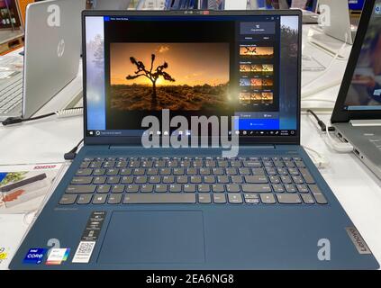 FRESNO, VEREINIGTE STAATEN - Feb 05, 2021: Ein Foto eines HP Intel Lap Top Computers mit Monitor auf der Darstellung Landschaft auf dem Bildschirm auf dem Display in einem Costco Geschäft Stockfoto