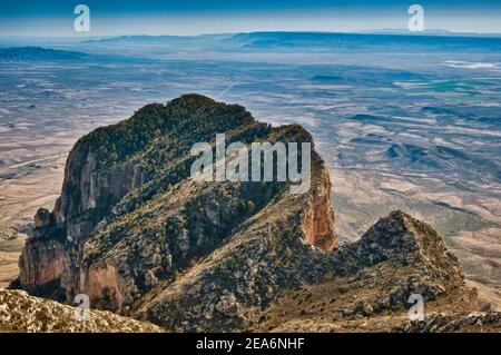 El Capitan und Chihuahuan Desert vom Guadalupe Peak Trail aus gesehen, Guadalupe Mountains National Park, Texas, USA Stockfoto