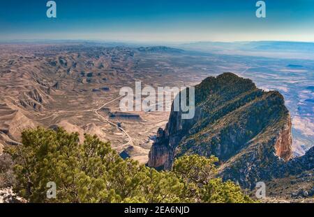El Capitan mit Chihuahuan Wüste unten, gesehen von Guadalupe Peak Trail, Guadalupe Mountains Nationalpark, Texas, USA Stockfoto