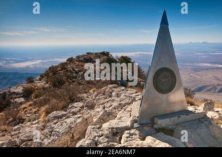 Gipfelschild am Guadalupe Peak, Chihuahuan Desert below, Guadalupe Mountains National Park, Texas, USA Stockfoto