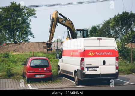 POZNAN, POLEN - 11. Sep 2017: Geparkte rote Fiat Seicento Auto und Poczta Polska Van auf Parkplätzen Stockfoto