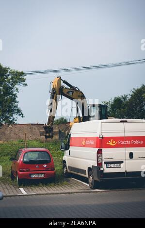 POZNAN, POLEN - 11. Sep 2017: Geparkte rote Fiat Seicento Auto und Poczta Polska Van auf Parkplätzen Stockfoto