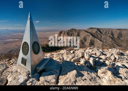 Gipfelschild am Guadalupe Peak, Chihuahuan Desert below, Guadalupe Mountains National Park, Texas, USA Stockfoto