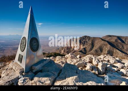 Gipfelschild am Guadalupe Peak, Chihuahuan Desert below, Guadalupe Mountains National Park, Texas, USA Stockfoto