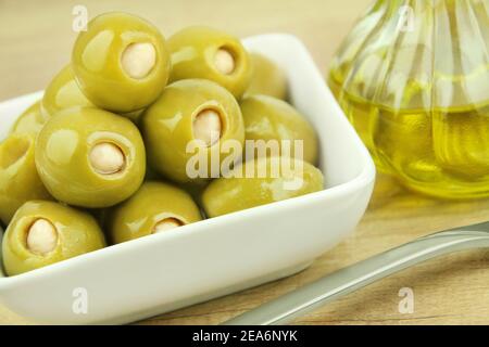 Oliven mit Mandeln und Öl aus nächster Nähe Stockfoto