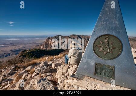 Wanderer auf dem Schild mit der Kompassrose, der an die Pioniere der Flieger erinnert, auf dem Gipfel des Guadalupe Peak, Guadalupe Mountains National Park, Texas, USA Stockfoto