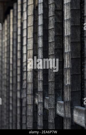 Schwarze Holzlatten vor einem alten traditionellen Haus in Naramachi, der Altstadt im Zentrum von Nara, Japan. Stockfoto