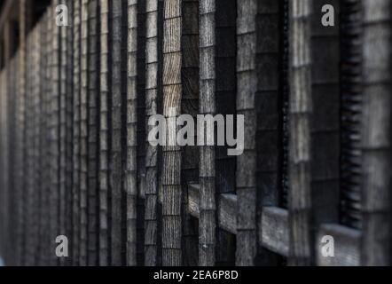 Schwarze Holzlatten vor einem alten traditionellen Haus in Naramachi, der Altstadt im Zentrum von Nara, Japan. Stockfoto