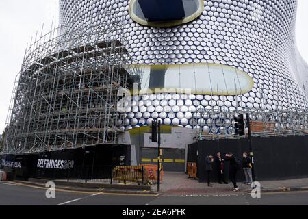 Sanierung des ikonischen Selfridges-Gebäudes im Stadtzentrum am 18th. Januar 2020 in Birmingham, Großbritannien. Das Äußere des Gebäudes wird mit Gerüsten und einer Schutzhülle umhüllt, während es renoviert wird, während die Scheiben gereinigt und in seiner ursprünglichen Farbe neu lackiert werden. Stockfoto