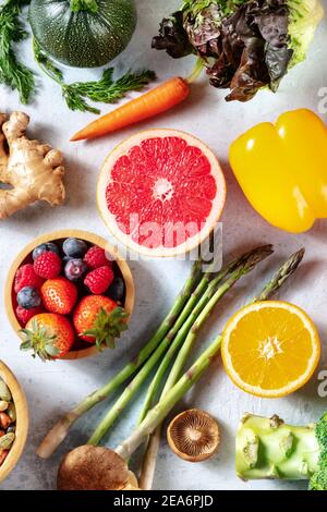 Veganes Essen, von oben geschossen. Grapefruit, Spargel und andere Superfoods, gesunde Bio-Zutaten Stockfoto