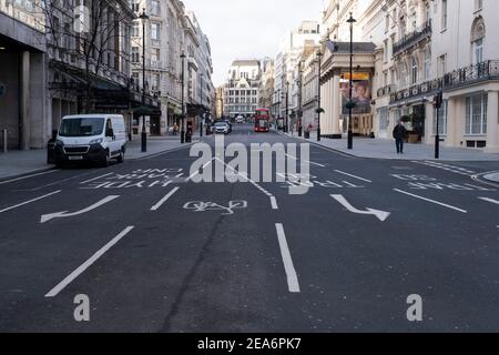 Leere ruhige Straßen und das geschlossene Theater Royal Haymarket im West End während die nationale Coronavirus-Sperre weiter drei und Theater müssen am 28th. Januar 2021 in London, Großbritannien geschlossen bleiben. Nach der Zunahme der Fälle im Winter, einschließlich einer neuen britischen Variante von Covid-19, rät diese landesweite Sperre allen Bürgern, der Botschaft zu folgen, zu Hause zu bleiben, den NHS zu schützen und Leben zu retten. Stockfoto