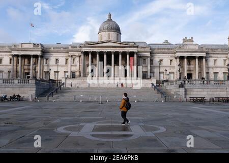 Mit sehr wenigen Menschen unterwegs ist die Szene am Trafalgar Square und die National Gallery ist eine der leeren Verwüstung, da die nationale Coronavirus Lockdown drei am 28th. Januar 2021 in London, Großbritannien fortgesetzt wird. Nach der Zunahme der Fälle im Winter, einschließlich einer neuen britischen Variante von Covid-19, rät diese landesweite Sperre allen Bürgern, der Botschaft zu folgen, zu Hause zu bleiben, den NHS zu schützen und Leben zu retten. Stockfoto