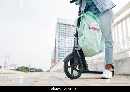 Frau mit Rucksack auf Roller stehen Stockfoto