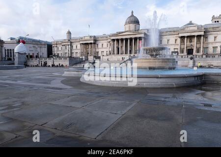 Mit sehr wenigen Menschen unterwegs ist die Szene am Trafalgar Square und die National Gallery ist eine der leeren Verwüstung, da die nationale Coronavirus Lockdown drei am 28th. Januar 2021 in London, Großbritannien fortgesetzt wird. Nach der Zunahme der Fälle im Winter, einschließlich einer neuen britischen Variante von Covid-19, rät diese landesweite Sperre allen Bürgern, der Botschaft zu folgen, zu Hause zu bleiben, den NHS zu schützen und Leben zu retten. Stockfoto