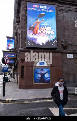 Unterstützendes Zeichen an die NHS vor dem geschlossenen Prince Edward Theater in Soho, das Mary Poppins im West End zeigt, während die nationale Coronavirus-Sperre drei weiter geht und die Theater am 28th. Januar 2021 in London, Großbritannien, geschlossen bleiben müssen. Nach der Zunahme der Fälle im Winter, einschließlich einer neuen britischen Variante von Covid-19, rät diese landesweite Sperre allen Bürgern, der Botschaft zu folgen, zu Hause zu bleiben, den NHS zu schützen und Leben zu retten. Stockfoto