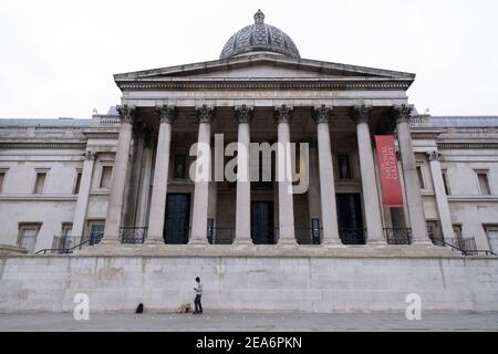 Mit sehr wenigen Menschen unterwegs ist die Szene am Trafalgar Square und die National Gallery ist eine der leeren Verwüstung, abgesehen von ein paar jungen Menschen Rollerblading und Rollerskating als die nationale Coronavirus Lockdown drei am 28th. Januar 2021 in London, Großbritannien fortgesetzt. Nach der Zunahme der Fälle im Winter, einschließlich einer neuen britischen Variante von Covid-19, rät diese landesweite Sperre allen Bürgern, der Botschaft zu folgen, zu Hause zu bleiben, den NHS zu schützen und Leben zu retten. Stockfoto