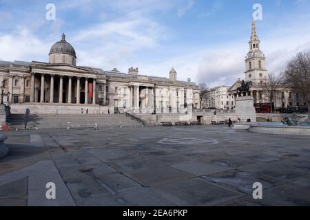 Mit sehr wenigen Menschen unterwegs ist die Szene am Trafalgar Square und die National Gallery ist eine der leeren Verwüstung, da die nationale Coronavirus Lockdown drei am 28th. Januar 2021 in London, Großbritannien fortgesetzt wird. Nach der Zunahme der Fälle im Winter, einschließlich einer neuen britischen Variante von Covid-19, rät diese landesweite Sperre allen Bürgern, der Botschaft zu folgen, zu Hause zu bleiben, den NHS zu schützen und Leben zu retten. Stockfoto