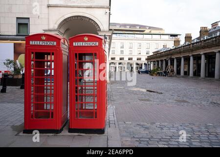 Mit sehr wenigen Menschen unterwegs ist die Szene in Covent Garden eine der leeren Verwüstung, wie die nationale Coronavirus Lockdown drei am 29th. Januar 2021 in London, Großbritannien. Nach der Zunahme der Fälle im Winter, einschließlich einer neuen britischen Variante von Covid-19, rät diese landesweite Sperre allen Bürgern, der Botschaft zu folgen, zu Hause zu bleiben, den NHS zu schützen und Leben zu retten. Stockfoto