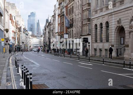 Ruhige Szene mit sehr wenigen Menschen oder Fahrzeugen über die Fleet Street in Richtung der City of London zu schauen, wie die nationale Coronavirus Lockdown drei am 29th. Januar 2021 in London, Großbritannien fortgesetzt wird. Nach der Zunahme der Fälle im Winter, einschließlich einer neuen britischen Variante von Covid-19, rät diese landesweite Sperre allen Bürgern, der Botschaft zu folgen, zu Hause zu bleiben, den NHS zu schützen und Leben zu retten. Stockfoto