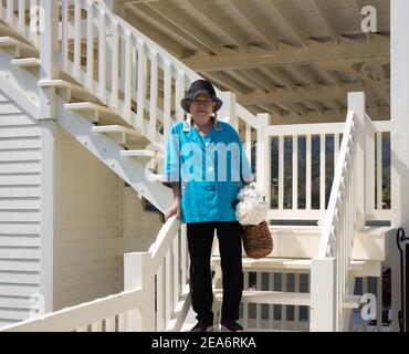 asiatische alte ältere Frau ältere Frau ältere Frau auf Treppen zu Hause stehen. Stockfoto