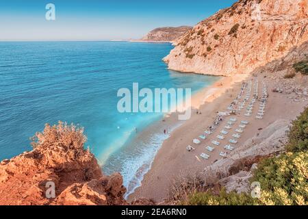 Sehr berühmt und beliebt bei Touristen und Urlaubern Kaputas Strand an der Mittelmeerküste der Türkei. Panoramablick auf das Meer und Sonnenliegen in t Stockfoto