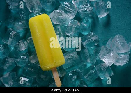 Zitronenlippsicle auf Eis Hintergrund Stockfoto